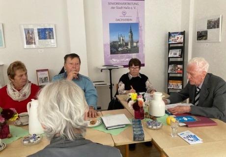 Herr Prof.Dr. Sack mit interessierten Senioren